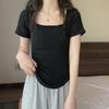 Top Feminino de Manga Curta Estilo Hot Girl 2026 Novo Verão Tendência Ins Estudante Casual Slim Fit Camiseta com Gola Quadrada Irregular para Meninas