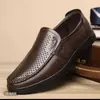 Novos Sapatos de Couro Masculinos, Sapatos Casuais Vazados Respiráveis, Sapatos Slip-On Versáteis de Solado Macio para Pais de Meia-Idade e Idosos