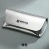Siyu Produce un Estuche para Gafas de Cuero Texturizado Plateado, una Caja Portátil para Guardar Gafas Resistente a los Arañazos, Diseño Específico de la Marca
