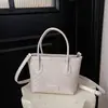 Bolso Cubo con Patrón Tejido para Mujer 2026 Nuevo Modelo Bolso de Hombro Cruzado Bolso de Mano a la Moda con Diseño Único y Colgante Floral
