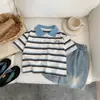 POLO Manga Curta Infantil 2026 Verão Novo Estilo Camiseta Listrada com Gola Dobrável para Meninos Versátil Bebê Color-blocking Casual