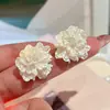 @ Precio Especial @ Corea del Sur Flor de Camelia Blanca Nicho Lujo Ligero Elegante Simple Lindo Sentido Avanzado del Diseño Pendientes
