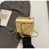 Bolso de Hombro de Alta Gama con Tachuelas de Moda 2026 Nuevo Bolso Versátil con Cadena Transfronteriza Elegante Minibolsa Cruzada tipo Caja