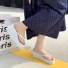 Chinelos femininos de salto médio, modelo novo, antiderrapantes para uso externo, adequados para viagens, uso diário, sandálias de praia de verão para meninas