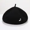Boina de Lana para Mujer de Otoño e Invierno Bordado de Dibujos Animados Dulce y Linda Gorra de Pintor Gorro de Calabaza Literario Venta al por Mayor