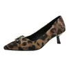 Zapatos de tacón alto para mujer, nueva colección otoño/invierno, punta fina, corte bajo, tacón de aguja, gamuza, estilo slip-on, color rojo, con un look retro y sofisticado