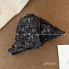 Pinza para el pelo negra triangular estilo coreano para mujer, con tela brillante y diseño de pinza de tiburón, perfecta para crear recogidos elegantes en la parte posterior de la cabeza.; venta al por mayor de fábrica