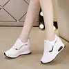 Tênis Branco Feminino com Aumento Interno de Altura e Solas Grossas, Novos Sapatos Casuais Outono e Inverno 2026, Versátil Estilo Coreano com Malha Vazada Sapatos Femininos