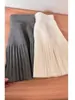 Saia midi plissada evasê off-white, malha de lã para primavera/outono, modelagem que afina e elegante, perfeita para baixinhas, saia curta
