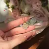 Mismo estilo que Puzuo Gold Shop, accesorios DIY de oro arenado, collar con colgante de trébol de cuatro hojas totalmente de diamantes para mujer, lujo ligero, sensación de alta gama, cadena para la clavícula