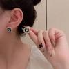 Pendientes de perlas redondas huecas geométricas barrocas vintage de lujo ligeros con cristal de letra D de diamante verde.