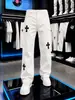 Jeans de couro com patch cruzado estilo high street americano, tendência primavera/outono 2026, caimento solto, modelagem que afina a silhueta, calça versátil de perna reta larga