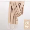 Bufanda de cachemira sintética para mujer versión coreana de otoño e invierno cálida color liso reunión anual bufanda de cachemira roja chal con flecos venta al por mayor de fábrica