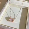 Collar de Acero de Titanio con Trébol de Cuatro Hojas Clásico Más Vendido para Mujer, Diseño de Nicho, Lujo Ligero, Cadena para Clavícula con Circonita de Diamante Completo