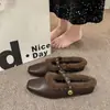 Pantuflas peludas de estampado de leopardo estilo francés para mujer, nuevo modelo otoño e invierno 2026, mules cerrados adornados con cadena, zapatos de algodón afelpado