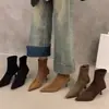 Botas de tornozelo femininas finas de camurça marrom com salto alto e bico fino 2026 novas outono e inverno com veludo interior botas de tornozelo francesas pequenas