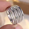 Anel Multicamadas com Cravação de Diamantes de Luxo Leve, Anel Largo de Ouro com Diamantes, Joias Versáteis Estilo Europeu e Americano para Atacado