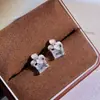 Brincos de trevo de quatro folhas com diamantes quadrados de luxo leve, modernos e de nicho, com um toque de alta qualidade, versáteis para o dia a dia, design simples e elegante, brincos femininos