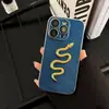 Capa de celular banhada a ouro com cobra para Apple 16promax personalidade 15 padrão de fio de ouro 12 tudo incluído 11 película para lente 13