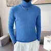 Suéter de cuello alto para hombre de invierno, moderno, corte ajustado, base engrosada, suéter de punto de color liso para jóvenes, para hombre