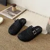 2026 Novo Estilo Artesanal Tecido Vazado Bico Fechado Slip-On Fivela Rasteirinha Respirável Versátil Sapatos Mule Sandálias Slip-On