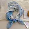 Lenço Feminino de Algodão Respirável para Viagem e Proteção Solar com Estampa Listrada e Costura em Ponto Onda Pequeno Quadrado 58x 58