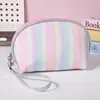 Bolsa Pequena de Maquiagem com Padrão Vertical Arco-Íris, Concha de PU, de Alto Valor, Portátil, à Prova d'Água, Bolsa Semicircular, Armazenamento de Produtos de Skincare, Necessaire