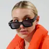 Nuevas Gafas de Sol Cuadradas Retro Versátiles con Flecha y Remaches, Gafas de Sol de Moda para Mujer Estilo Europeo y Americano con un Toque de Lujo para Fotografía Callejera