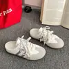Pantuflas retro de suela gruesa y punta cerrada para mujer, adecuadas para usar al aire libre en el verano de 2026, nuevas sandalias versátiles de estilo alemán con suela suave antideslizante que aumentan la altura