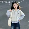 Conjunto de Roupa de Primavera para Meninas 2026 Novo Estilo Coreano Moletom com Capuz de Manga Longa Listrada e Calça Jeans de Perna Larga Conjunto de Duas Peças