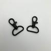 Venta al por mayor de accesorios de ferretería para equipaje, hebillas creativas con forma de perro, hebillas de boca de pez negras, ganchos colgantes con mosquetón y ganchos giratorios.