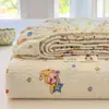 Juego de tres piezas: sábana bajera de gasa arrugada de algodón acolchado Clase A de doble capa, protector de colchón de una sola pieza, colcha de cobertura completa, funda protectora, funda de almohada