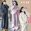 Elegante atuendo de otoño/invierno 2026 para mujeres embarazadas: un conjunto chic y casual de dos piezas que presenta una sudadera de manga larga con cuello alto y pantalones de pierna ancha, perfecto para un look relajado y sin esfuerzo