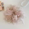 Elegante scrunchie estilo Maillard para mujer, con un aire sofisticado, en color café, adecuado para moños y colas de caballo bajas