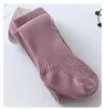 2026 Versão Coreana Primavera e Outono Novo Estilo Leggings Verticais Listradas para Bebês Meninas Meias para Crianças Bebês com Parte Inferior Grande