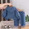 Roupas para Meninos 2026 Primavera e Outono Cor Sólida Zíper com Capuz Bordado de Letra em Jeans Conjunto de Duas Peças em Jeans