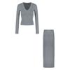 Camiseta Base Ajustada Gris Sexy de Cuello en V y Mangas Largas Camiseta de Mujer Otoño Traje Casual Pantalones de Cintura Alta Ligeramente Acampanados Conjunto de Dos Piezas