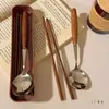 Madera de Ala de Pollo Color Caramelo ~ Palillos y Cucharas con Mango de Madera de Estilo Retro para que los Estudiantes Lleven su Propio Set de Vajilla Portátil al Salir