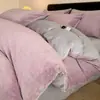 Juego de ropa de cama de cuatro piezas de terciopelo de leche engrosado y estampado para el calor del invierno, que incluye una sábana plana, una funda de edredón y una sábana bajera, diseñado para un aspecto lujoso y sofisticado en el dormitorio principal.