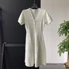 Vestido de Verão Feminino Novo Estilo Francês de Luxo de Nicho, Elegante Vestido de Tricô de Seda Gelada com Decote V Vazado de Manga Curta