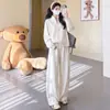 Elegante atuendo de otoño/invierno 2026 para mujeres embarazadas: un conjunto chic y casual de dos piezas que presenta una sudadera de manga larga con cuello alto y pantalones de pierna ancha, perfecto para un look relajado y sin esfuerzo