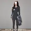 Invierno 2025 Nuevo Estilo Estilo Mujer Madura Diseño de Cuello en V Sentido del Diseño Cintura Ceñida Tejido Falda que se Ajusta a la Cadera Vestido de Alta Gama Falda Corta