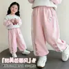 Pantalones Casuales de Primavera para Niñas 2026 Nuevo Estilo Empalme con Adorno de Encaje Sueltos Cómodos Elegantes Pantalones con Puño