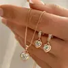 Novo Design de Nicho Transfronteiriço Conjunto de Brincos e Colar de Zircônia Dourada Corrente de Clavícula Ins Europeu e Americano Luxo Acessível de Alta Qualidade
