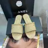 Estilo pequeño y fragante familia C 2025 verano nuevo sandalias de playa al aire libre para mujer chanclas planas de cuero con cadena y diamantes
