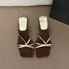Sandalias de Tira Fina Doradas con Tacón Grueso Estilo Francés de Nicho Zapatos de Hada 2026 Nuevas Chanclas de Tacón Alto de Verano para Combinar con Vestidos