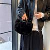 Bolsa Nuvem, Nova Bolsa Pelúcia de Pele de Coelho da Moda Outono e Inverno, Bolsa Transversal Plissada, de Mão, Moderna e Versátil, Peluda Feminina