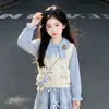 Conjunto coreano de tres piezas para niñas para primavera y otoño, nuevo conjunto de chaleco de punto con cuello de muñeca azul claro y falda larga, estilo dulce para niños mayores