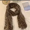 Bufanda plisada vintage con estampado de leopardo para mujer, bufanda larga de seda fina arrugada, chal decorativo accesorio para abrigo de ambiente invernal