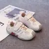 Zapatillas deportivas infantiles de moda 2026 modelo nuevo, zapatillas casuales de malla transpirable para niños y niñas, con cierre de velcro y suelas blandas, zapatillas tipo papá